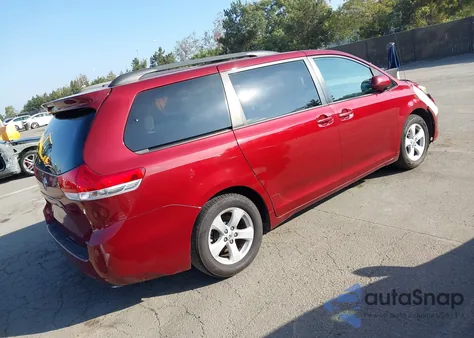 2014 Toyota Sienna Le V6 8 Passenger z USA, uszkodzony, nr VIN 5TDKK3DC2ES422736